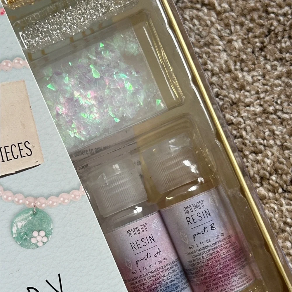 NWT DIY Resin Jewelry Studio Kit